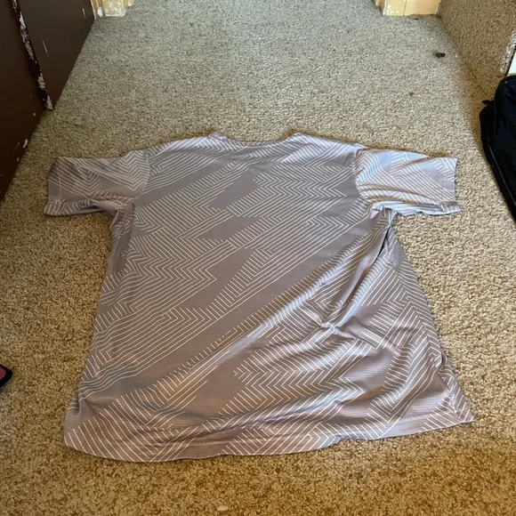 Adidas Men’s Freelift Large Gray and White Pattern Tee - Picture 2 of 4